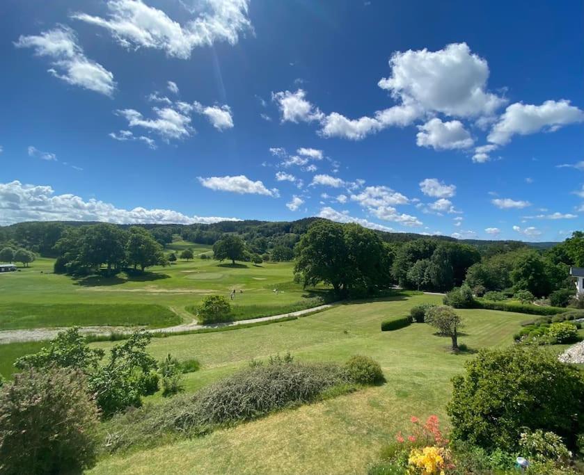 Apartment Right Next To The Golf Course And With The Ocean Just Around The Corner Ljungskile Exteriör bild