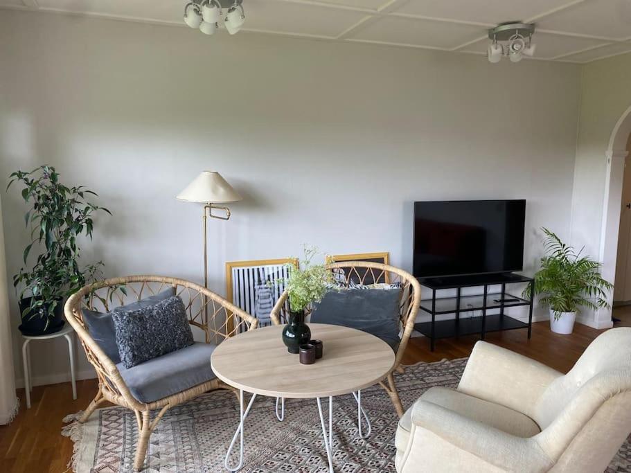 Apartment Right Next To The Golf Course And With The Ocean Just Around The Corner Ljungskile Exteriör bild