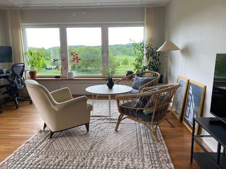 Apartment Right Next To The Golf Course And With The Ocean Just Around The Corner Ljungskile Exteriör bild