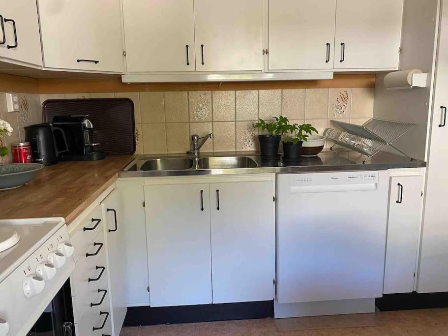 Apartment Right Next To The Golf Course And With The Ocean Just Around The Corner Ljungskile Exteriör bild