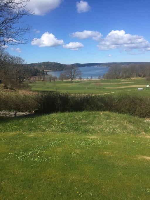 Apartment Right Next To The Golf Course And With The Ocean Just Around The Corner Ljungskile Exteriör bild