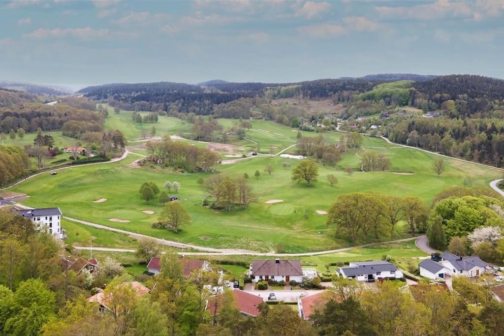 Apartment Right Next To The Golf Course And With The Ocean Just Around The Corner Ljungskile Exteriör bild